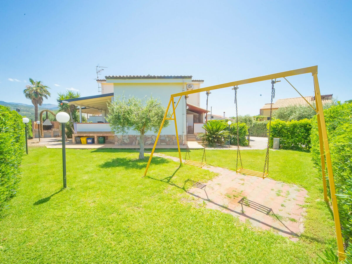 Kinderschaukel im Garten vom Ferienhaus