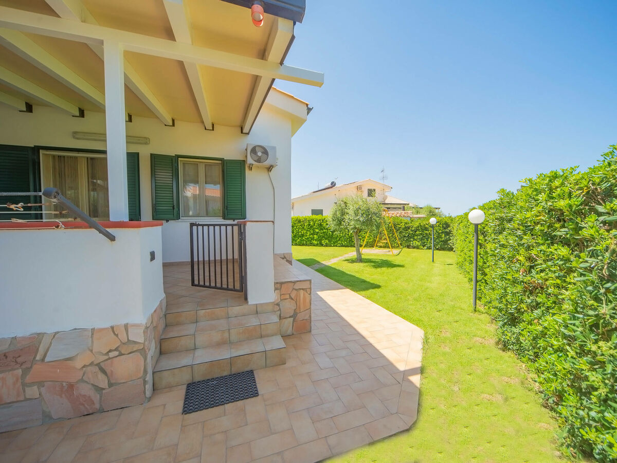 Die Terrasse und der Garten vom Ferienhaus