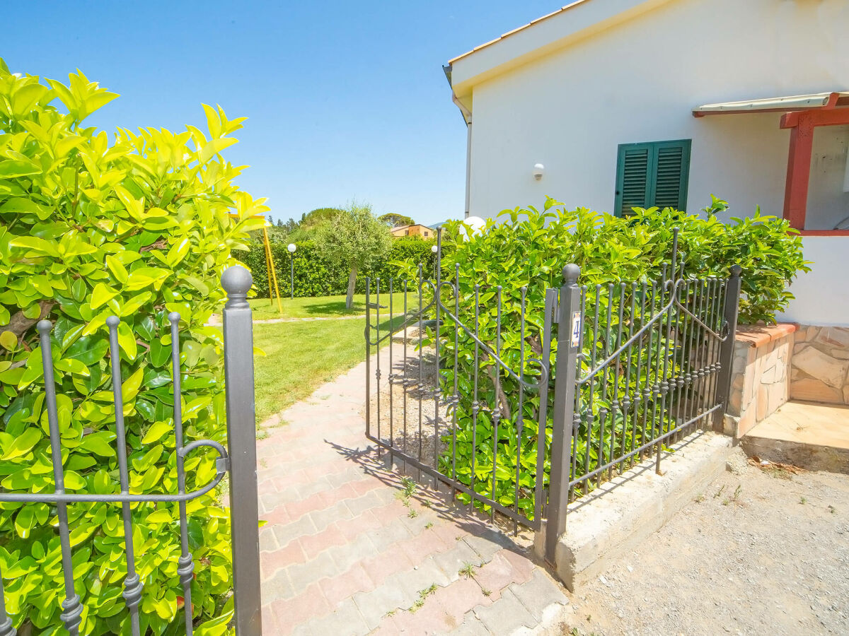 Der komplett eingezäunte Garten des Ferienhauses