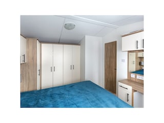 een van de twee slaapkamers, met veel kastruimte