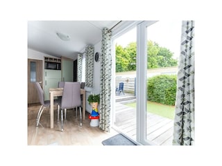 beeld vanuit het lichte chalet op de eigen tuin