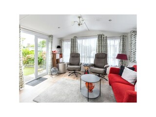 zicht op de woonkamer vanuit de open keuken