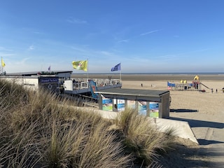 strandpaviljoen op het dichtbij gelegen strand
