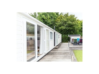 vanuit de woonkamer meteen op het terras en in de tuin