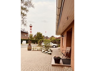 Eingangsbereich mit Parkplatz