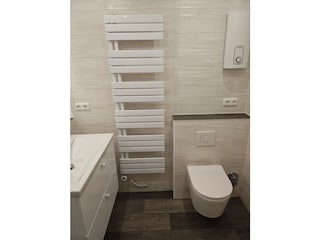 Modernes WC und Handtuchheizkörper
