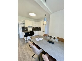 Küche mit einem Essbereich