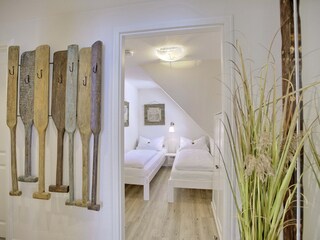 Flur mit Blick in Schlafzimmer 2 mit 2 Einzelbetten