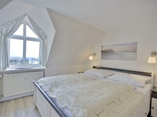 Schlafzimmer 1 mit TV und Blick zur Ostsee
