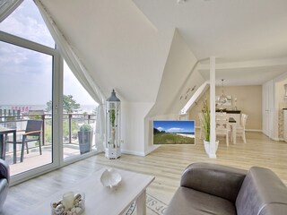 Wohnzimmer mit Essbereich und Blick zur Ostsee