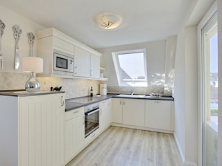 Küche mit Ausgang zum überdachten Balkon Nr. 2