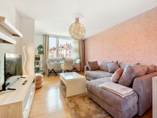 Das stilvoll eingerichtete Wohnzimmer mit Ausblick.