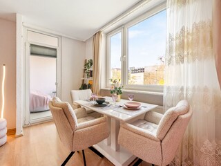 Der Wintergarten grenzt direkt an den Essbereich,