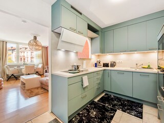 Die schöne Küche mit Durchreiche lädt zum Kochen ein.