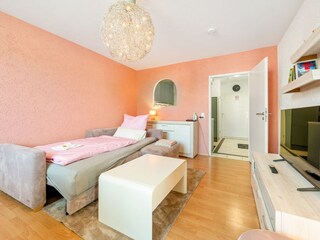 Ausgeklappt bietet das Sofa eine Schlafmöglichkeit.