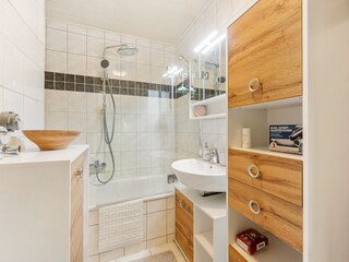 Ein schickes Bad mit Badewanne zum Wohlfühlen.