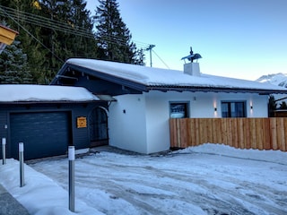 Eingang, Garage und großer Parkplatz (Winter)