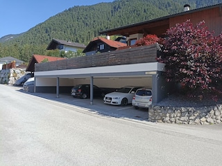 Überdachtes Carport / Parkplatz