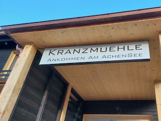 Eingang_Logo_Sommerwohnungen