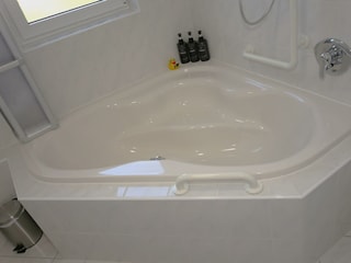 Villa Aigner - Große Badewanne mit Dusche