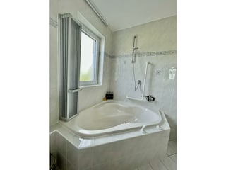Villa Aigner - Große Badewanne mit Dusche