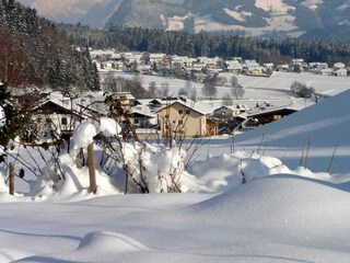 Blick auf das tief verschneite Wiesing