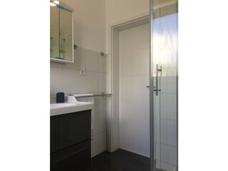 Bad mit Dusche mit Kopf- & Handbrause