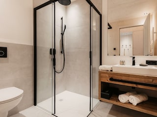 Bad mit Regendusche und WC