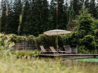 Gartenbereich mit Sonnenliegen