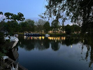 Apartment Feltham Environment 14