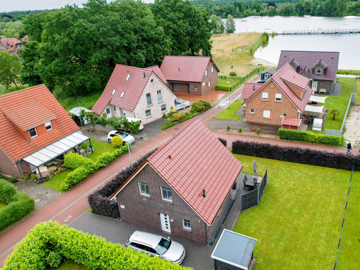 Ferienhaus mit Badesee im Hintergrund