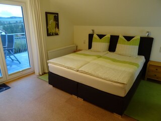 Schlafzimmer mit Boxspringbett