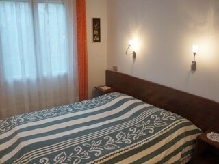Schlafzimmer mit Doppelbett