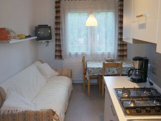 Wohnküche mit Sitzmöglichkeit und TV
