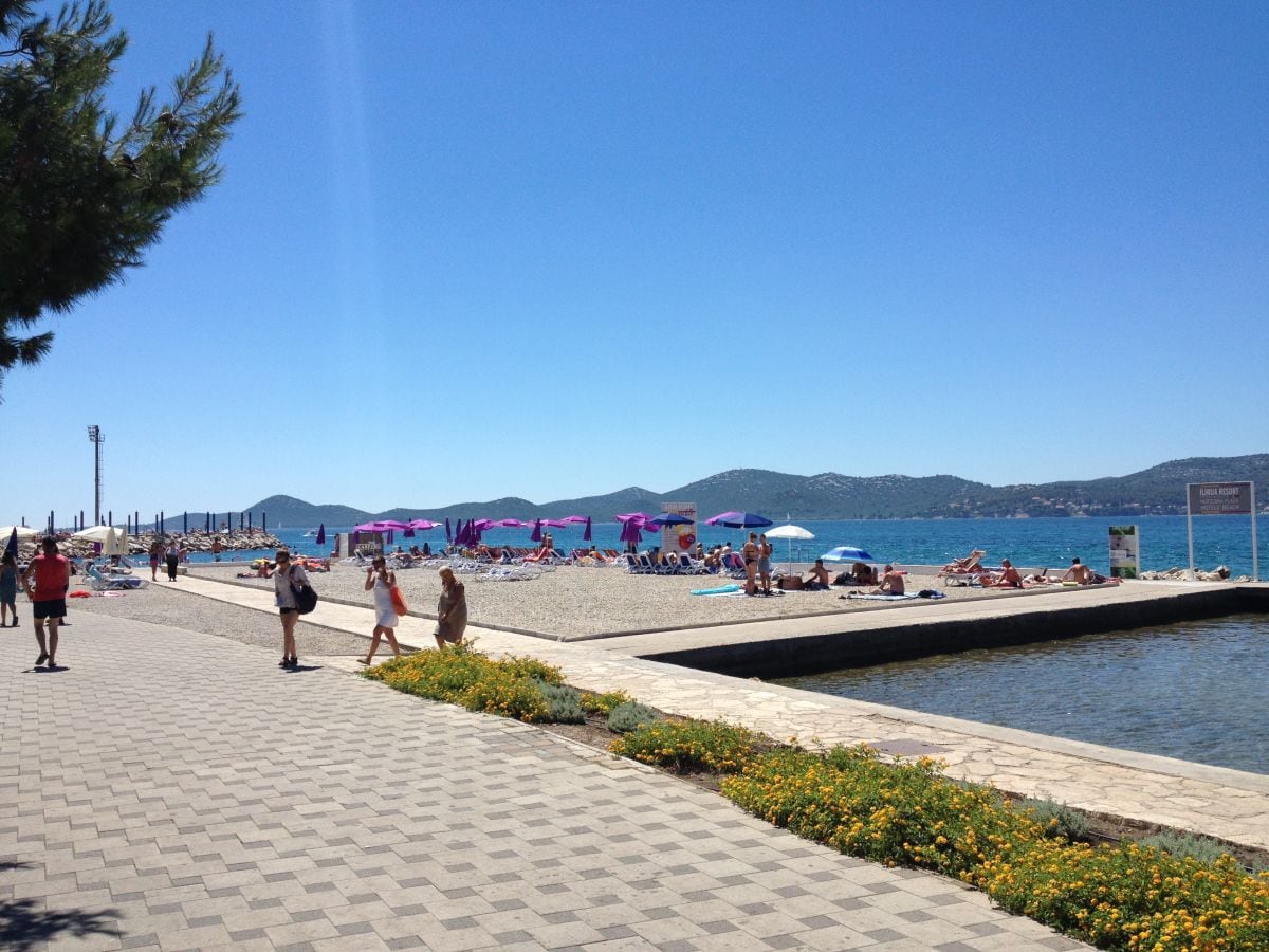 Strand mit Liegestühlen