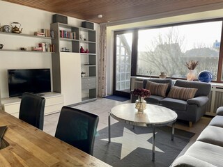 Wohn- und Essbereich mit Zugang zur Terrasse