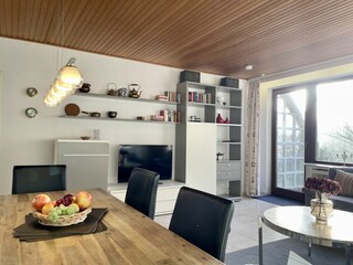 Wohn- und Essbereich mit Zugang zur Terrasse
