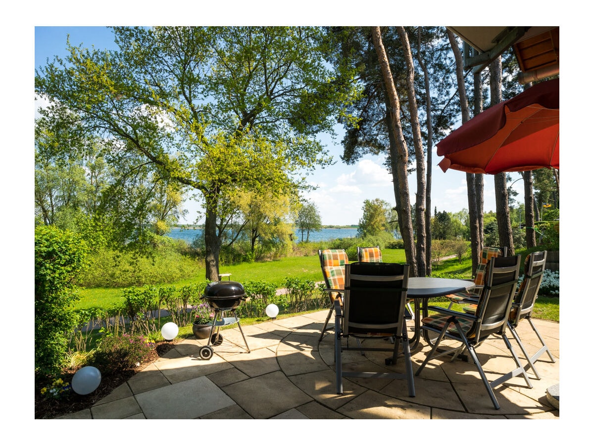 Große Terrasse mit Sitzgruppe und Grill mit Müritzblick