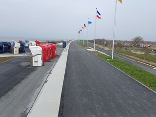 Deichpromenade mit Strandkörben