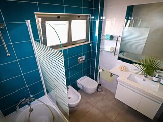 Bad mit Badewanne und en suite