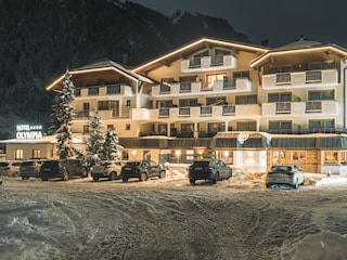 Hotel_Olympia_Aussenaufnahmen_Nacht_001