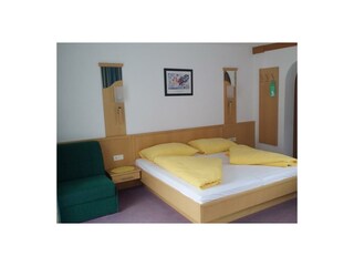 Doppel-/Dreibettzimmer (a)