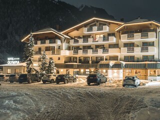 Hotel_Olympia_Aussenaufnahmen_Nacht_001