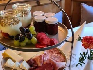 serviertes Frühstück Sommer