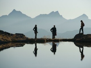 Bergsee mit Menschen