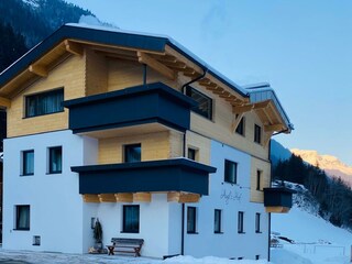 C8DDE31A-5A0A-45D7-A9B8-08C09CAEA0A1