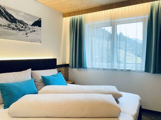 2D4DE6D6-5BC4-47E5-85C9-0F5A7A7E7D62