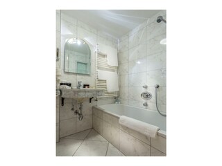 badezimmer-modern-hell