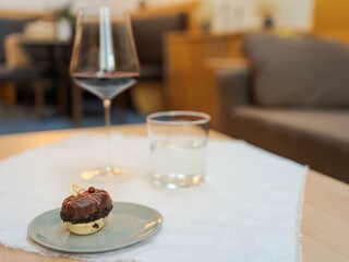 Süßigkeit, Wein auf Tisch