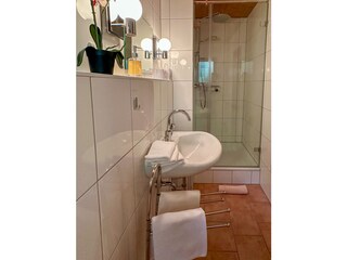 Bad mit Regenwald-Kombi-Dusche